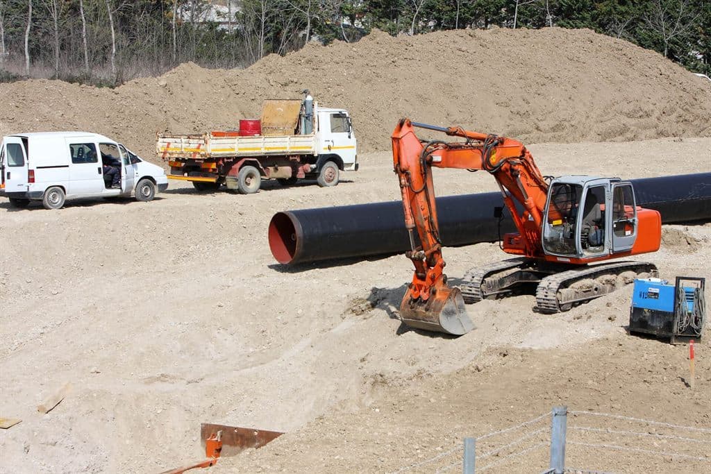 Operarios de Conde, S.L. ejecutando una canalización en Ferrol