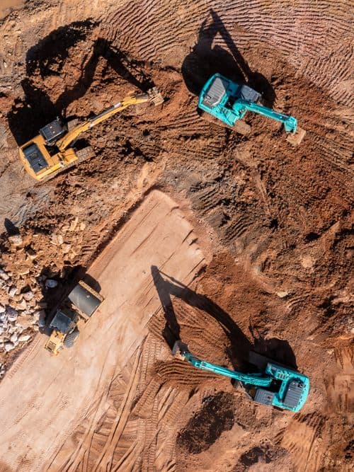 Excavadora trabajando en una obra de canalización en Ferrol